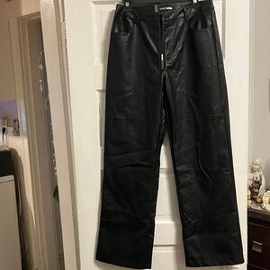 New. Fashion Nova sz L. Waist 31”-32” inseam 31”. Loose jean cut 4 pkt black